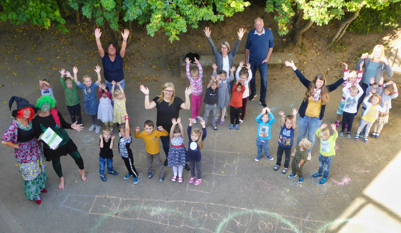 Stellvertretend fr alle Kinder und pdagogischen Fachkrfte nahmen einige kleine und groe Forscher der Kindertagessttte Traumland Altenkirchen die Plakette und Urkunde zur erneuten Zertifizierung zum Haus der kleinen Forscher entgegen. Foto: Privat