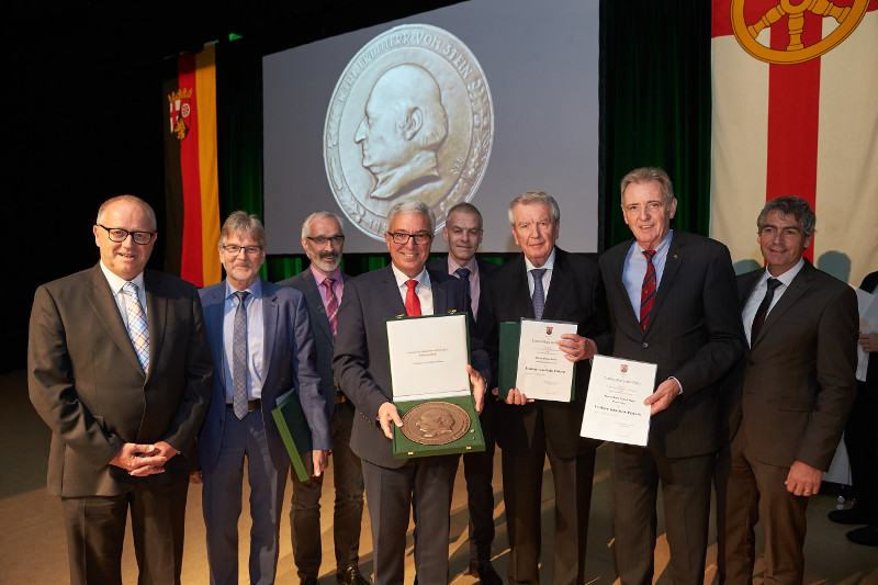 Innenminister Roger Lewentz (4. von links) verlieh die Freiherr-vom-Stein-Plakette an Gnter Knautz (2. von links), Heinz Dber (6. von links) und Karl-Ulrich Paul (7. von links). Foto: Thomas Frey
