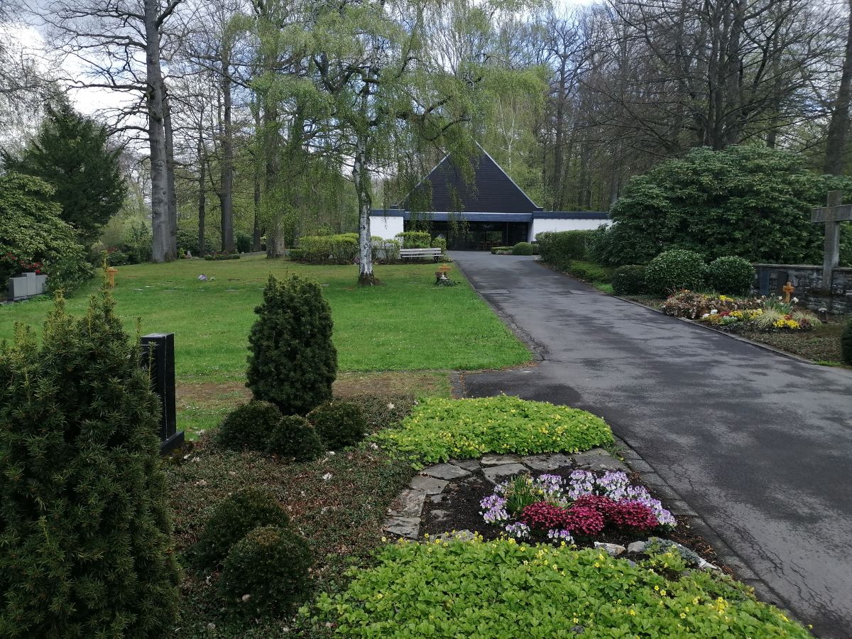 Hier und da gibts auf dem Altenkirchener Waldfriedhof was zu tun