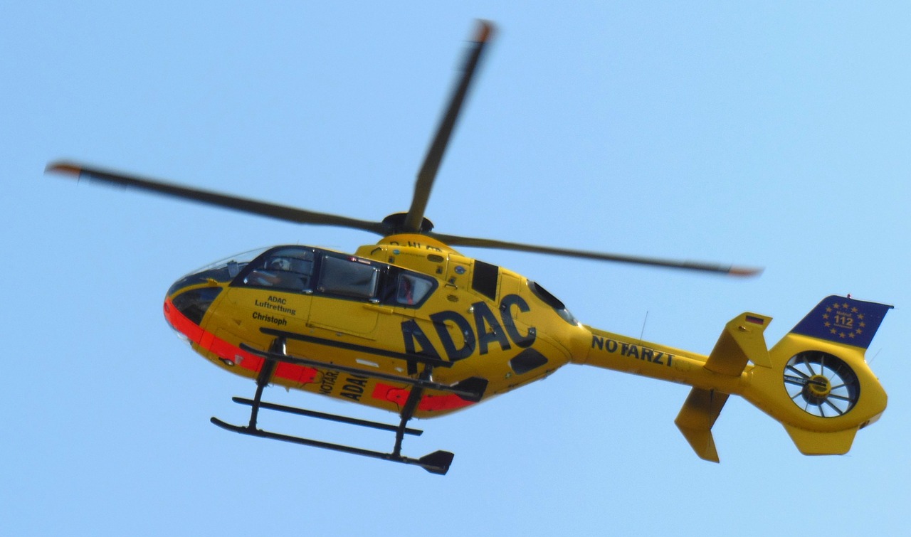 In der Altenkirchener Kumpstrae haben sich zwei Personen bei einem Unfall schwer verletzt, ein Rettungshubschrauber musste eingesetzt werden. (Symbolfoto)