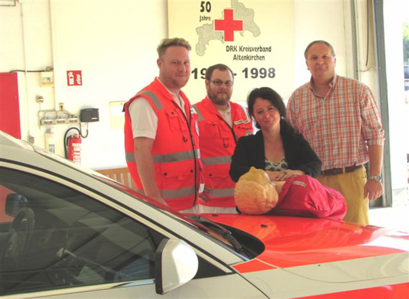 Pacal Heun (Rettungsassistent), Christian Heisterkamp (angehender Notfallsanitter), Andrea Rohrbach (Ehrenamtskoordination Landkreis Altenkirchen und Jrg Gerharz (Ausbildungsleiter des Deutschen Roten Kreuzes, Kreisverband Altenkirchen) (von links) wissen um die Wichtigkeit von Erster Hilfe. Foto: KV Altenkirchen
