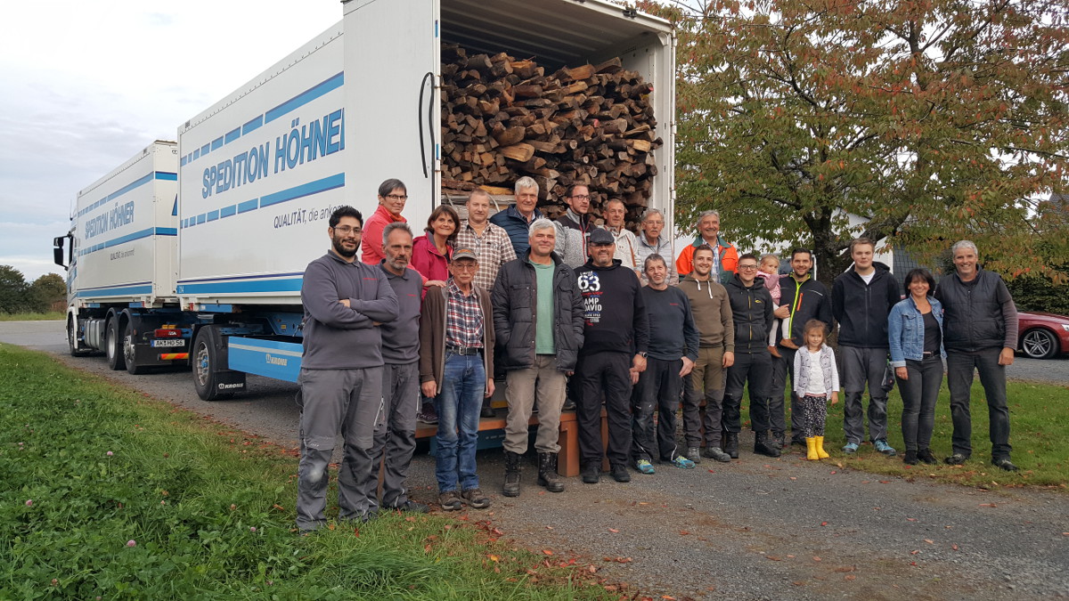 Ein 40-Tonner voll mit Brennholz aus dem Kreis Altenkirchen ist auf dem Weg ins Ahrtal. (Fotos: Privat)