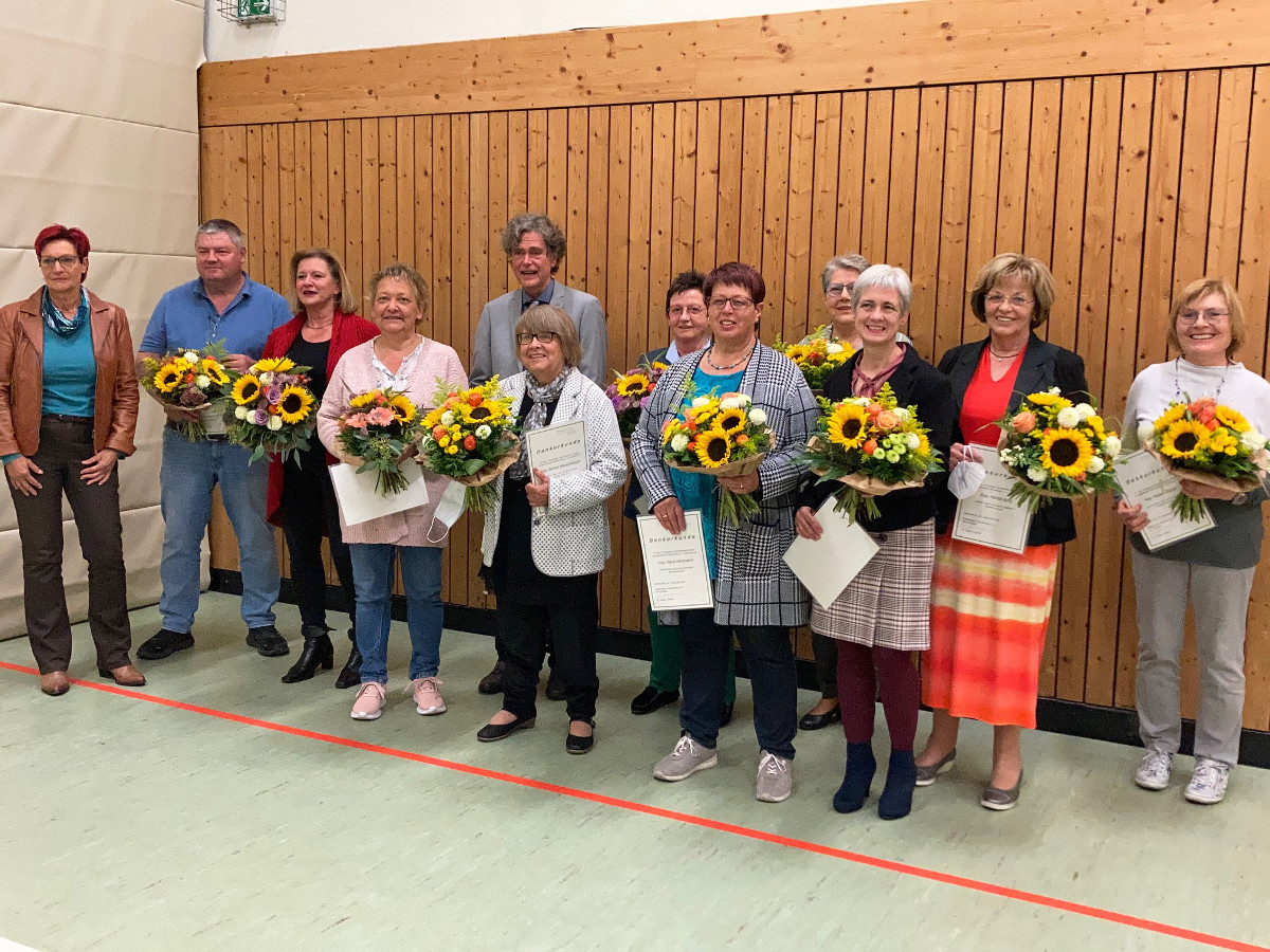 Von links: Marita Trpe, Klaus Weller, Maria Luise Schweiger, Heike Krmer, Dr. Holger Liefeld, Brbel Mockenhaupt, Margitta Wagner, Maria Hartmann, Margarete Lichtenthler, Anette Link, Marita Berg und Marion Dahse. (Es fehlen: Lilli Hambach, Sigrid Klbach, Ilse Kubutsch, Konstantin Mller, Schwester Barbara Schulenberg, Uwe Schmidt und Dr. John Strehl.)(Fotos: Hospizverein / Tina Engels)