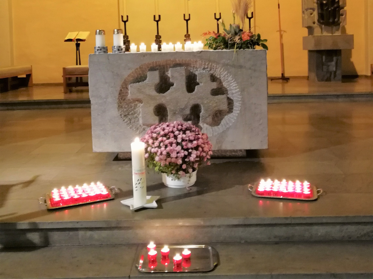 Ein Licht für die verstorbenen Angehörigen: Der Hospizverein Altenkirchen feierte Gedenkgottesdienst. (Foto: Verein)