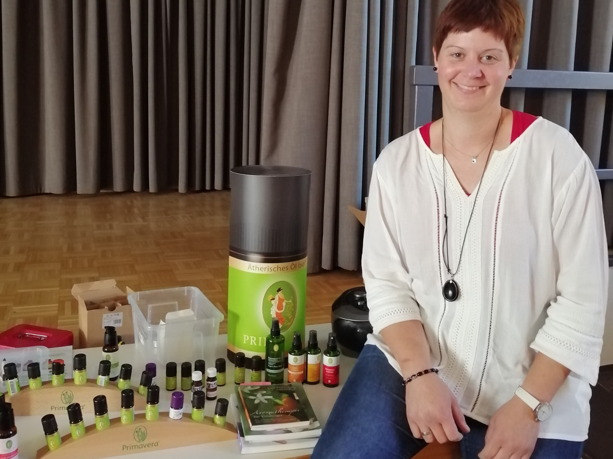 Aromaexpertin Sandra Metzler brachte den Aktiven des Hospizvereins Altenkirchen die Mglichkeiten der Aromatherapie nah. (Foto: Privat)