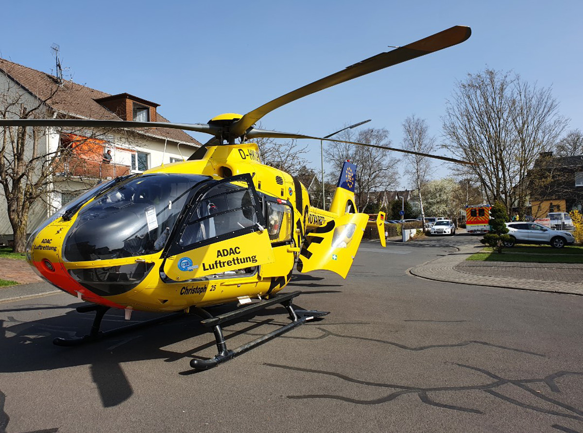 Gaffer haben sich heute in Altenkirchen an einem Rettungshubschrauber-Einsatz ergtzt. Foto: Polizeidirektion Neuwied/Rhein 