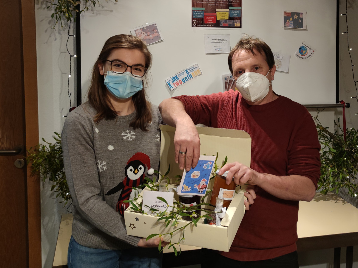 Als kleine Aufmerksamkeit haben die Jugendrotkreuzler des Kreises Altenkirchen ein Dankeschn-Paket zusammengestellt. (Foto: JRK Altenkirchen)