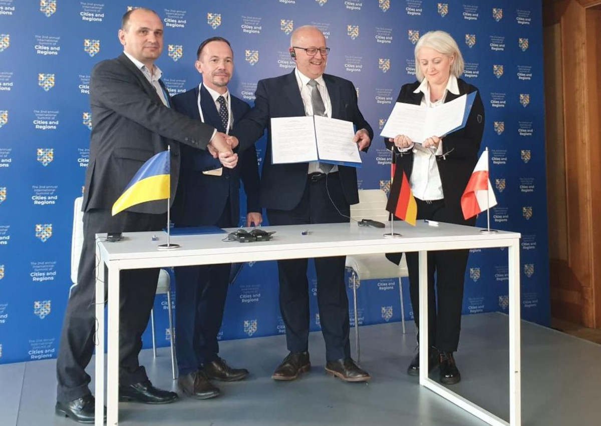 Die neue Dreier-Partnerschaft der Regionen wurde in Kiew offiziell besiegelt, im Bild v.l.: Dmytro Marynevych, Maciej Sonik, Dr. Peter Enders und Sabina Gorzkulla.
Foto: Kreisverwaltung/Dimitri Melnik (Foto: Privat)