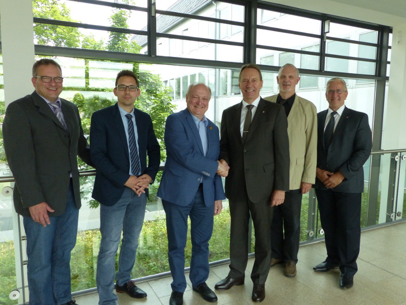 Die beiden Landrte Michael Lieber (3.v.l.) und Jochen Hagt (3.v.r.) besprachen jngst in Altenkirchen einige Kooperationsmglichkeiten. Foto: Kreis AK