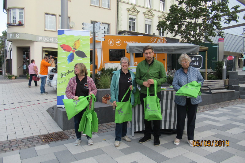 Stofftasche gegen Plastikbeutel