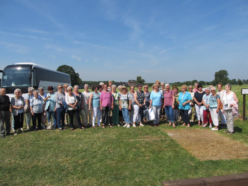 Landfrauen besuchten Spargelhof in Alpen