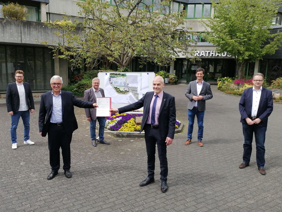 Minister Lewentz bergab Frderbescheid fr Neubau des Altenkirchener Hallenbades