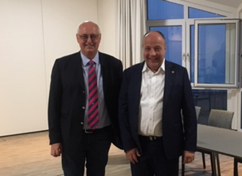 Hans-Jrg Assenmacher Vorsitzender der Initiative Region Koblenz-Mittelrhein e.V. (links) und Maik Baum, Prsident des Lions Club Altenkirchen Friedrich Wilhelm Raiffeisen. Foto: Privat
