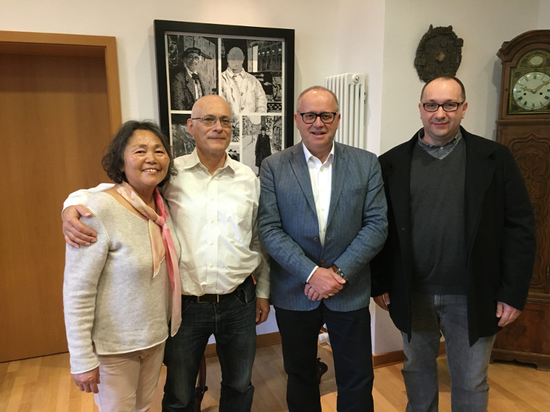 Das Ehepaar Kyoung-Hui und Jona Luther (von links) und Thorsten Bienemann (rechts) besuchten Landrat Dr. Peter Enders im Kreishaus. Foto: Privat 
