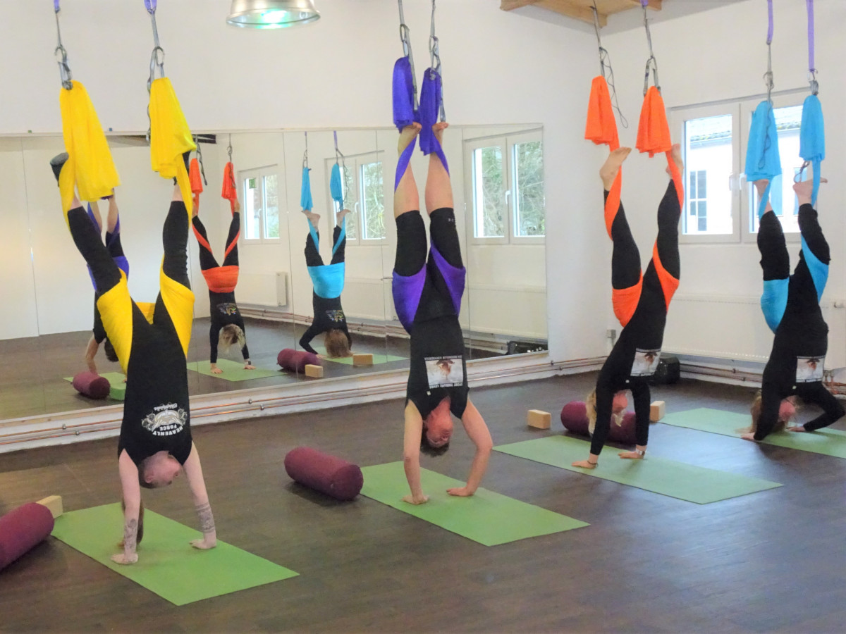 Bei Aerial Yoga ganz lsst es sich abheben. (Fotos: Wolfgang Rabsch)