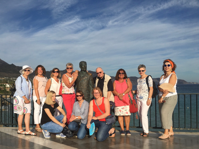 Die Spanisch-Gruppe der Kreisvolkshochschule Altenkirchen auf dem Balcon de Europa in Nerja. Foto: Kreisvolkshochschule Altenkirchen
