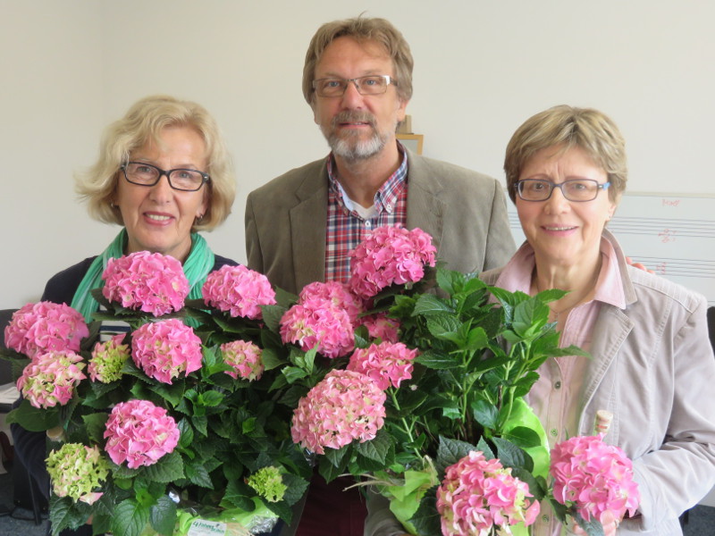 Dank fr mehr als 30 Jahre Ttigkeit fr die Kreismusikschule: Schulleiter Michael Ullrich (Mitte) verabschiedete Hannelore Brochhagen (rechts) und Brigitte Leins (links) in den Ruhestand. Foto: Privat