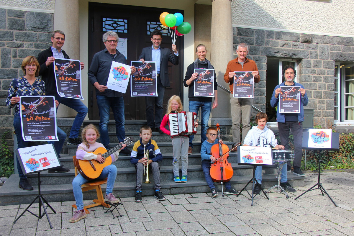 Happy Birthday, liebe Kreismusikschule! Beim Fotoshooting zum Start des Jubilumsjahres versammelten sich einige Schler und Lehrer, Schulleiter Dimitri Melnik (in der Mitte, mit Luftballons), dessen Stellvertreter Klaus Schumacher (dritter von links) und Verwaltungsleiterin Stefanie Neuhoff (links) gut gelaunt vor dem Hauptgebude in der Altenkirchener Hochstrae. (Foto: Kreismusikschule)