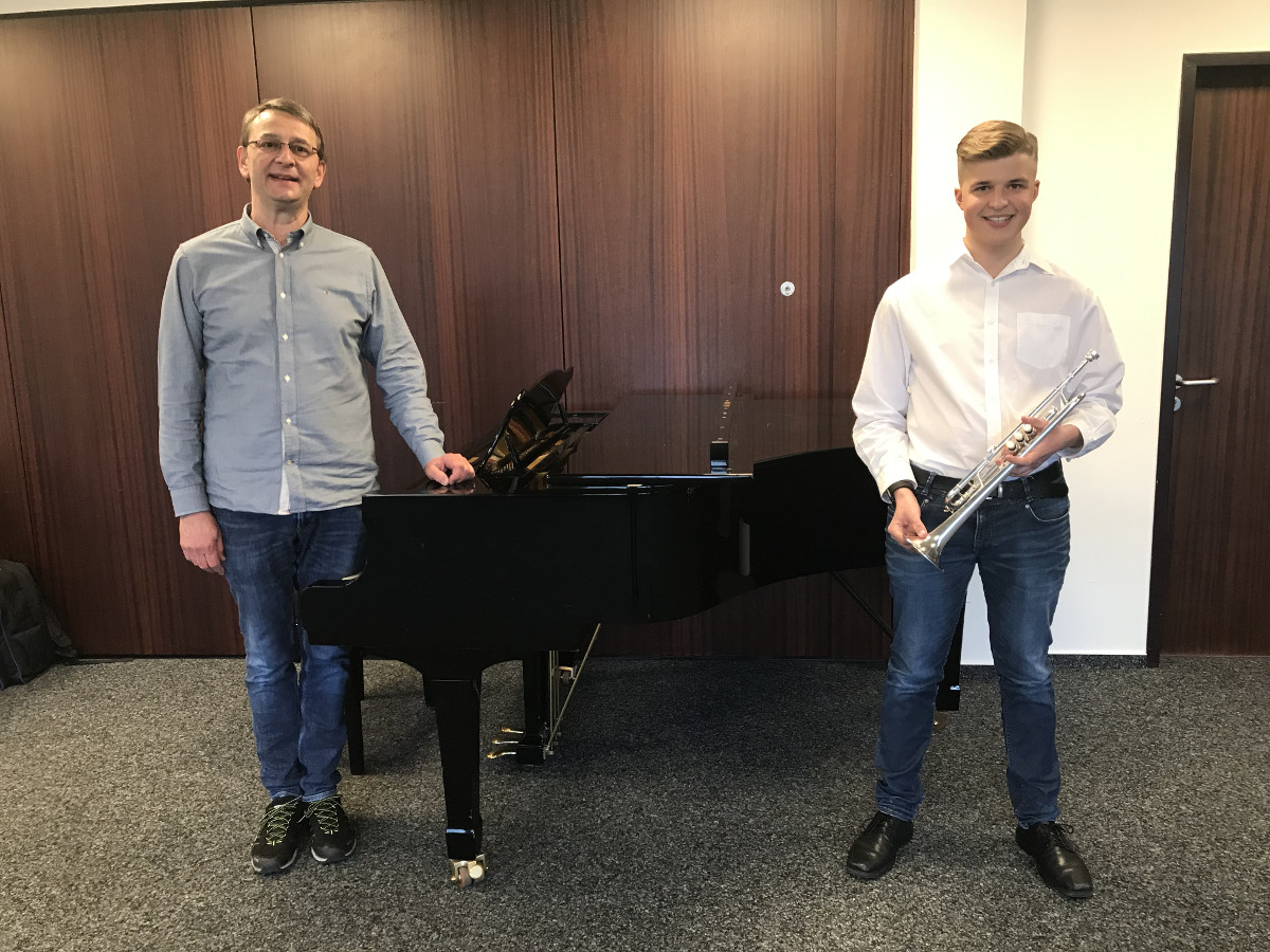 Ben Scheel (17, rechts) aus Friedewald, erreichte im erstmals digital durchgefhrten Landeswettbewerb Jugend Musiziert den 1. Platz und hat sich fr den Bundeswettbewerb qualifiziert. Mit im Bild ist sein Trompetenlehrer Rdiger Brhl von der Musikschule des Kreises Altenkirchen. (Foto: privat) 