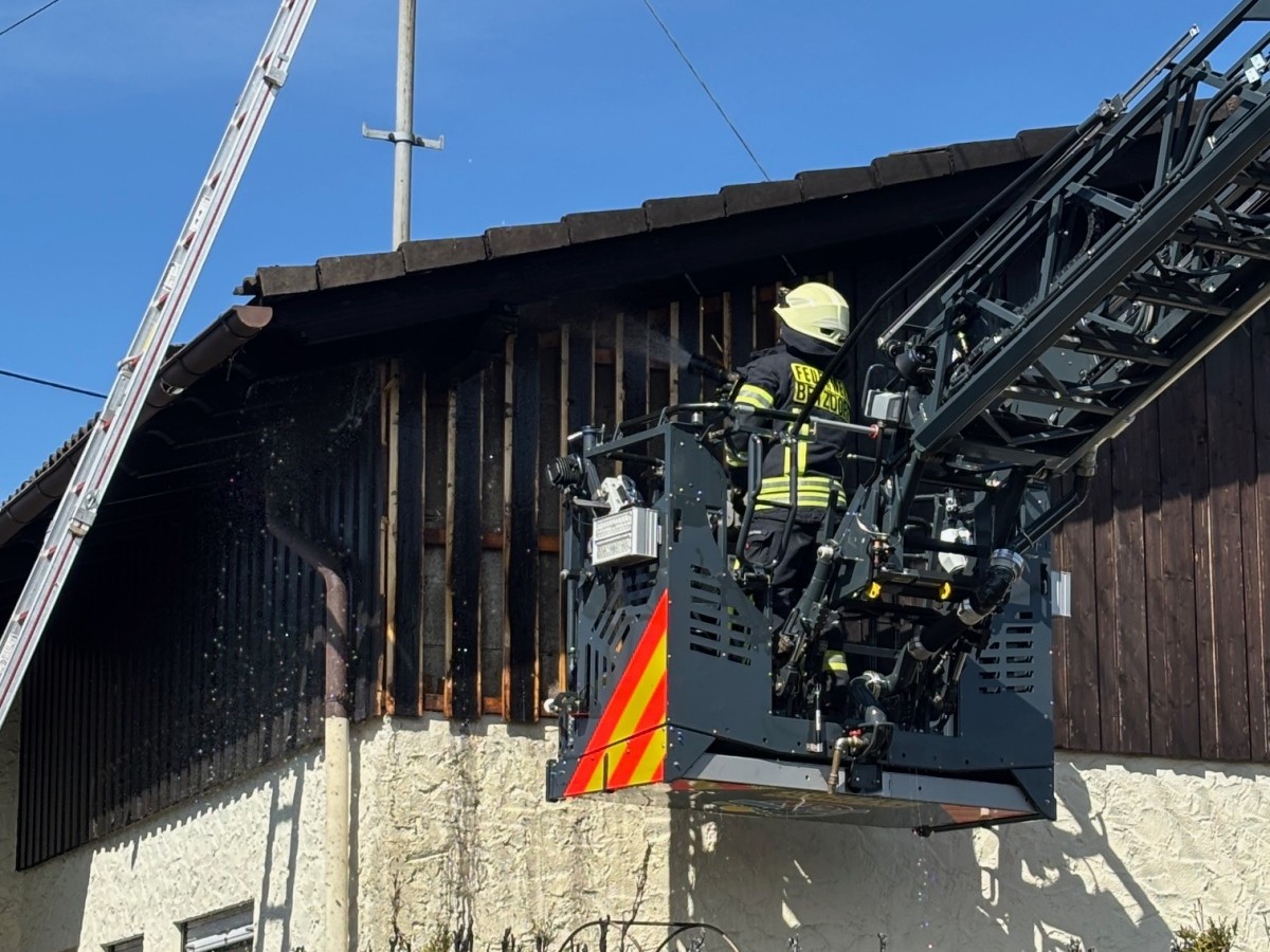 Mit vereinten Krften konnte ein grerer Brand verhindert werden (Fotos: Feuerwehr VG Betzdorf-Gebhardshain)