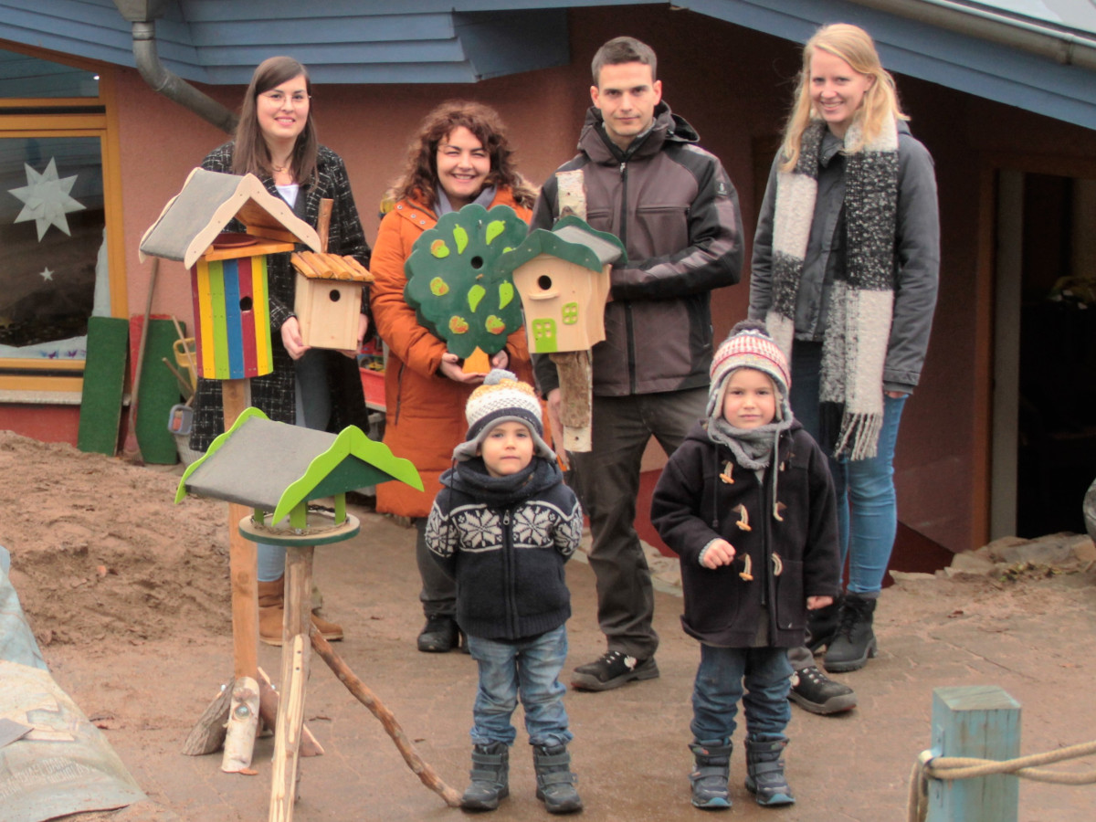 Anleiter Jan Schmidt (2. v.r.)und die Pdagogin Katharina Meier (r.), bei der bergabe der selbstgebauten Vogelhusern. Gudrun Neumann (2.v.l.), Marie Leidig (l.) und zwei Kindergartenkinder nahmen die Spende im Namen des Waldorfkindergartens Betzdorf-Kirchen entgegen. (Foto: Privat)