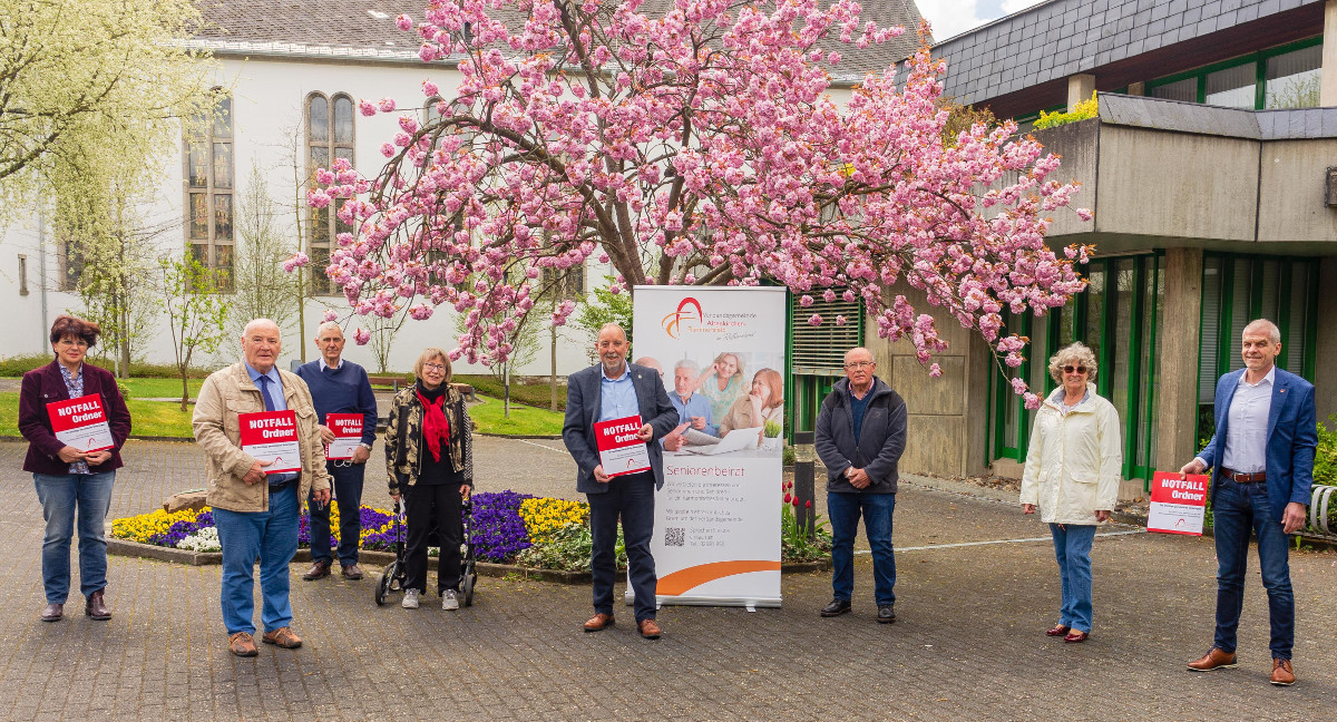 Der Seniorenbeirat von Altenkirchen-Flammersfeld hat seinen neuen Notfallordner vorgestellt. Von links: Hildegard Kullmann, Vorsitzender Karl-Heinz Pfeiffer, Stellvertreter Bernd Hafemeister, Karin Paul, Manfred Pick (Verbandsgemeindeverwaltung), Hans-Gerd Sanner, Ingrid Lass, Brgermeister Fred Jngerich. Fotos: VG Altenkirchen-Flammersfeld