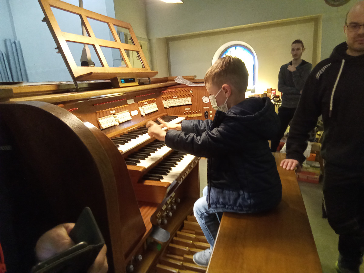 Die "Schaulwen" wurden zu "Knigskindern": Die Kinder aus der Altenkirchener Kita Arche durften die Orgel der Christuskirche erkunden. Fotos: Kita Arche