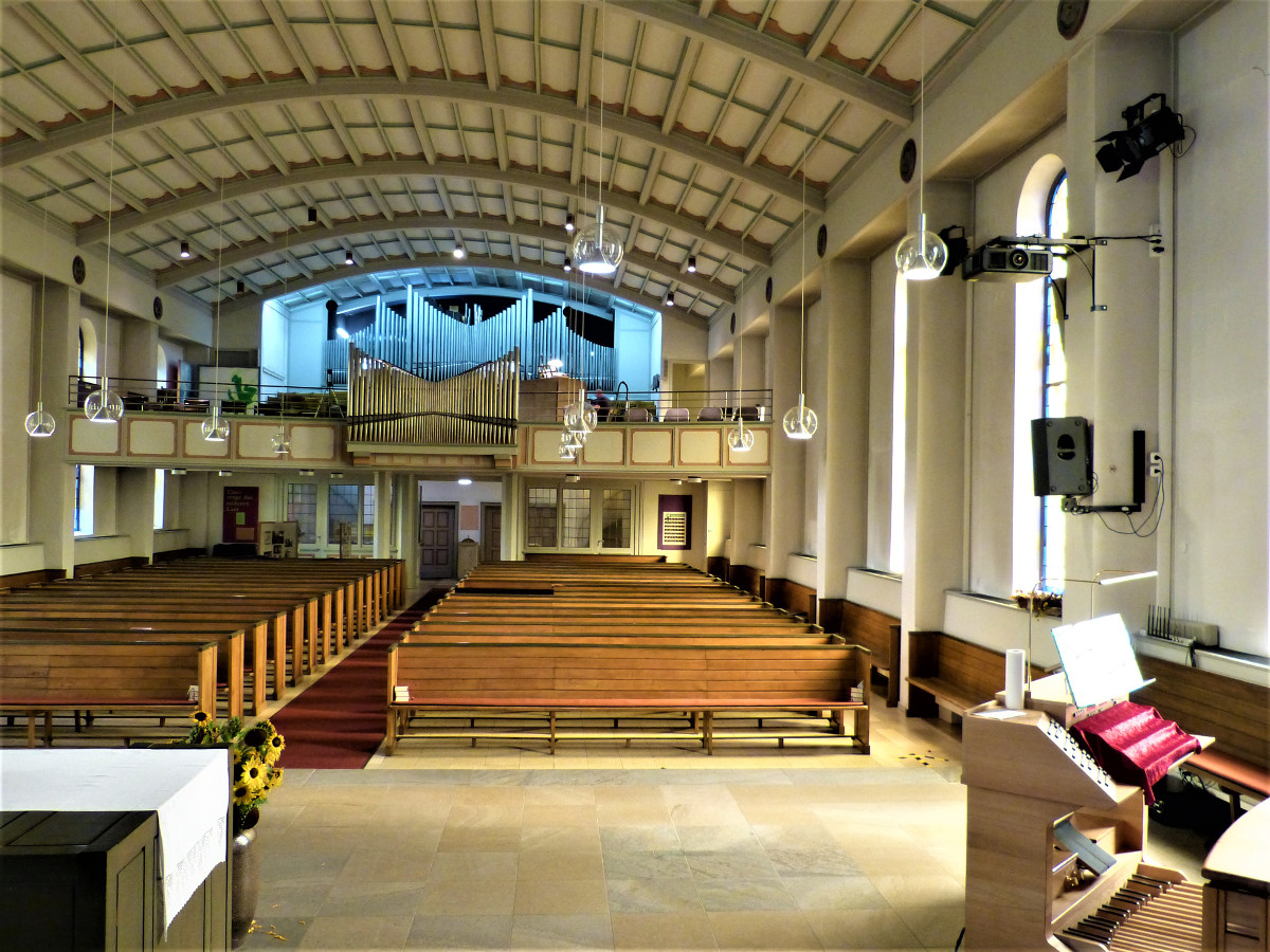 Die groe Walcker-Orgel samt ihrem zweiten Spieltisch steht im Mittelpunkt eines Erlebniskonzert mit dem Organisten Thorsten Schmehr und 13 Orgelmusen aus der Region. (Foto: Evangelische Kirchengemeinde)