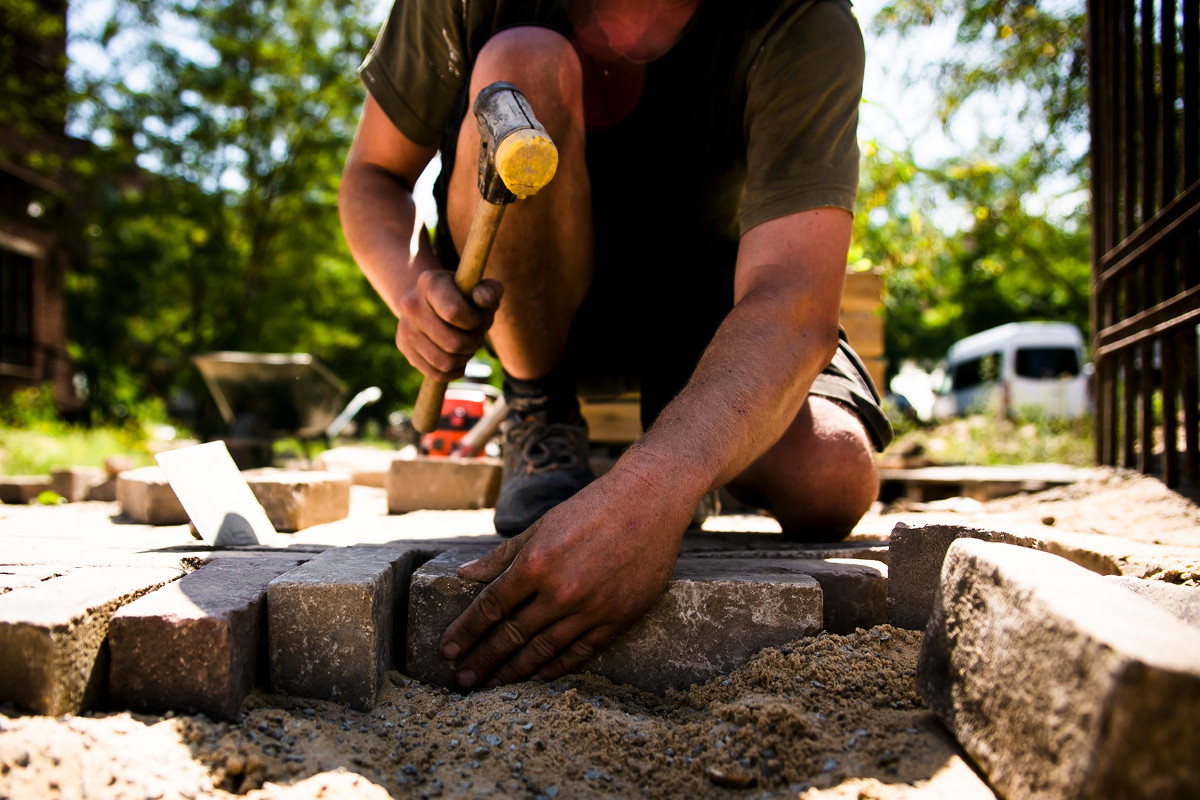 Lohn-Plus frs Pflastern: Wer im Garten- und Landschaftsbau arbeitet, bekommt jetzt deutlich mehr Geld. Die Gewerkschaft IG BAU rt Beschftigten, ihre aktuelle Lohnabrechnung zu prfen. (Foto: IG BAU / Ferdinand Paul)