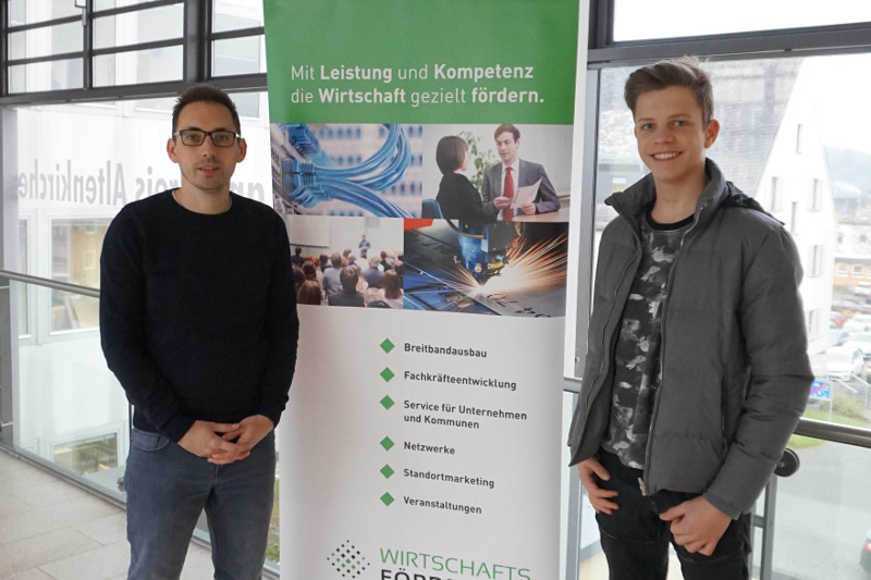 Tim Kraft, Leiter Wirtschaftsfrderung Kreis AK (links) und Praktikant Julius Viesel besprachen zusammen die geplante Fachkrfteinitiative. Foto: Privat
