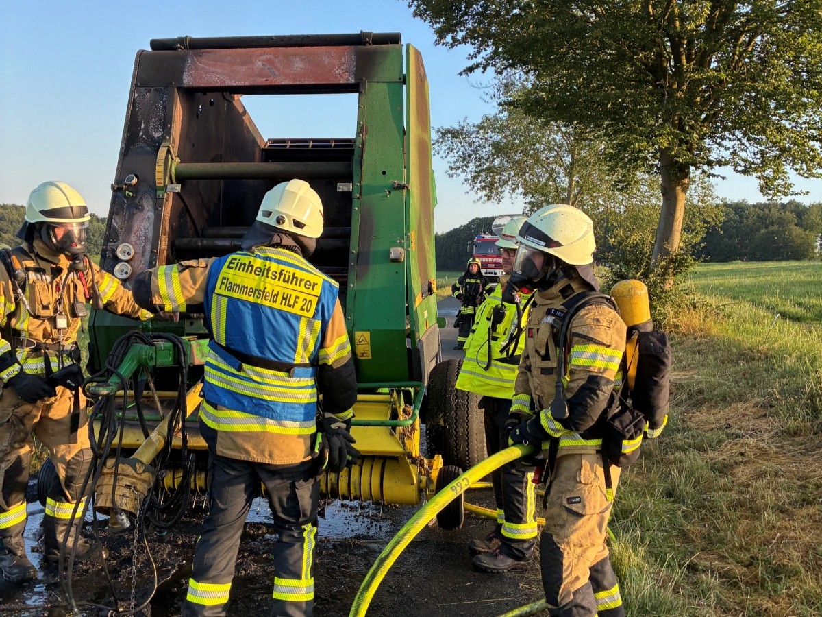 Brand einer Ballenpresse bei Rott (Fotos: Andr� Wollny)