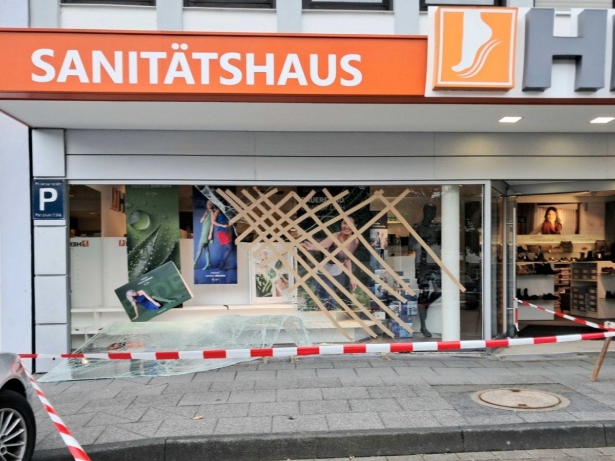 Windeck-Rosbach: Auto fhrt in Schaufenster