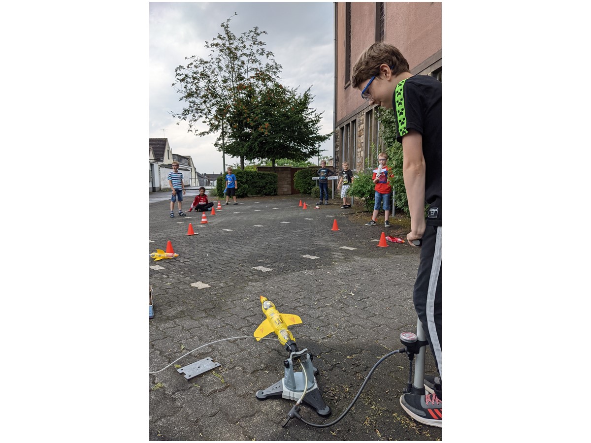 Feuer frei fr die jungen Raketenforscher. (Foto: Veranstalter)