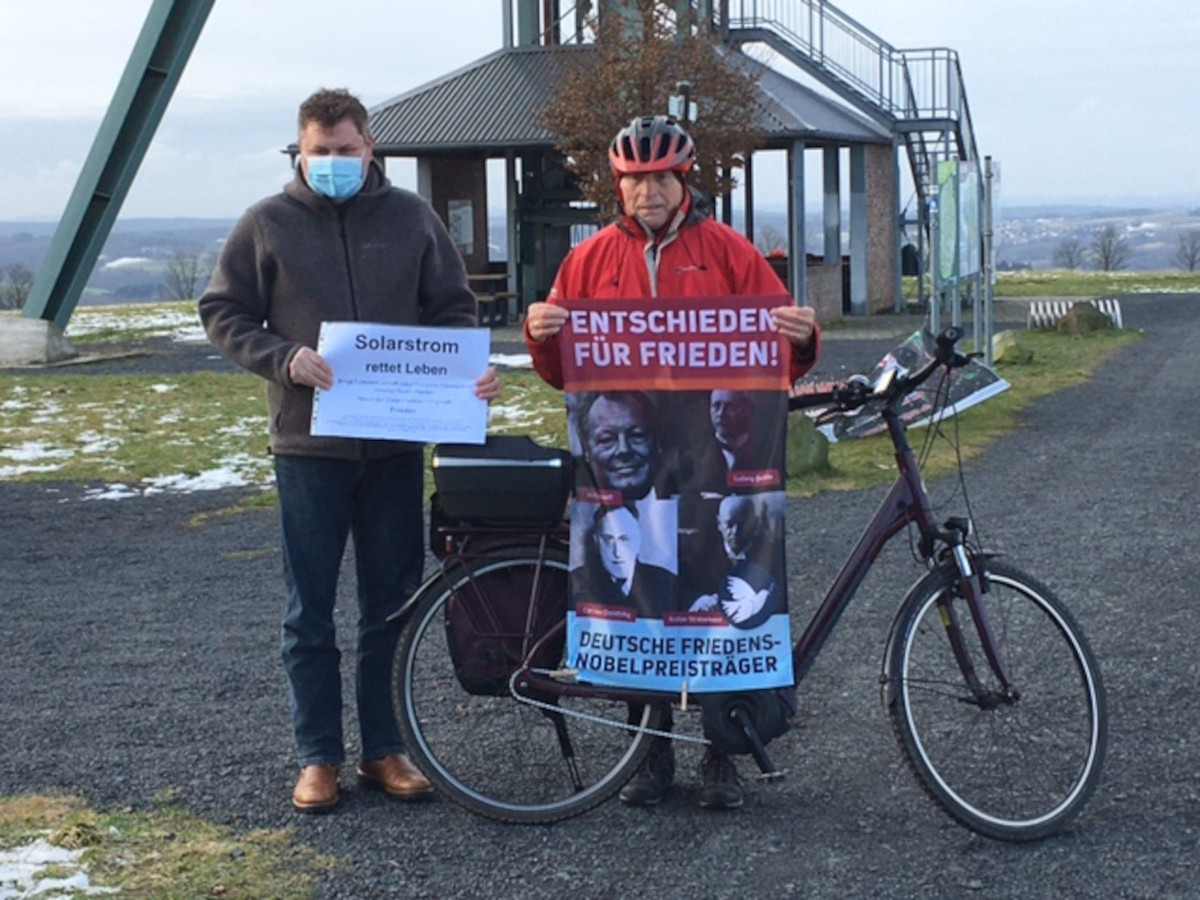 Hermann Reeh (82, rechts) radelt fr den Frieden. (Foto: Jennifer Patt)