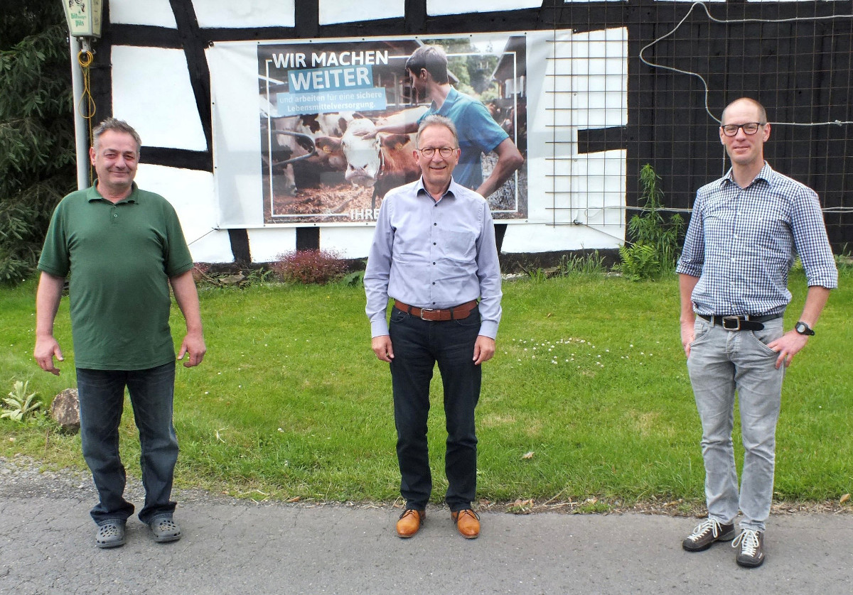 Die Symbiose aus Landwirtschaft und Insektenschutz war Thema beim Austausch von Josef Schwan, Erwin Rddel und Markus Mille. (Foto: Reinhard Vanderfuhr / Bro Rddel)
