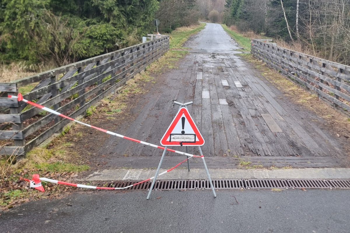 Aktuell warnt ein Hinweisschild vor Br�ckensch�den. Statt einer Reparatur tauscht das DBU Naturerbe zur Verkehrssicherung die komplette Holzkonstruktion aus. (Foto: Christof Hast/Bundesforst)