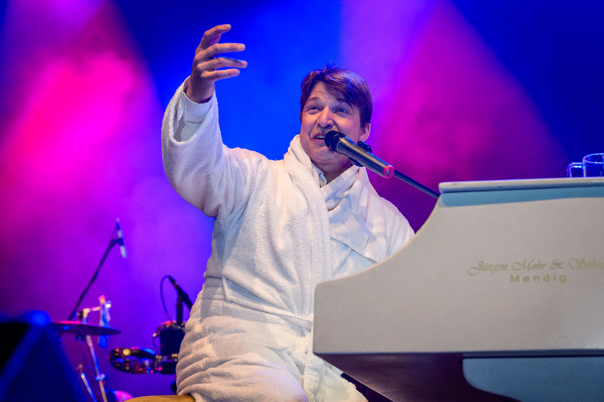 SahneMixx spielen Udo Jrgens beim Altenkirchener Open Air Sommer. (Foto: Klaus Manns)