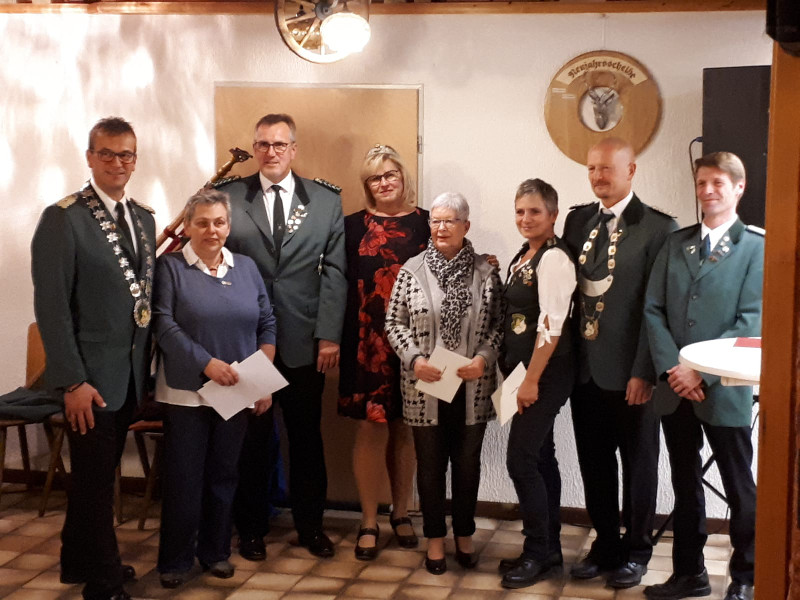 Von links: Schtzenknig Frank I; Sonja Fassel; Dirk Euteneuer; Knigin Rosi; Margit Bender; Monika Bing; Schtzenmeister Guido Bing; Oberleutnant Stefan Mller. Foto: Privat