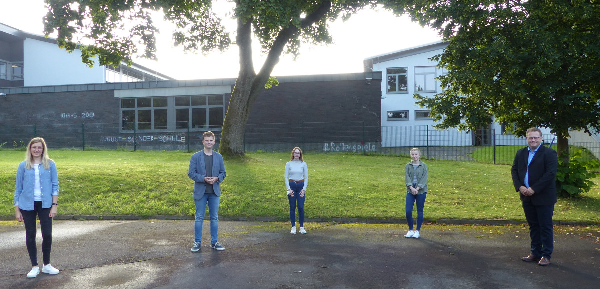 Von links: Melina Luchs, Colin Haubrich vom Landesvorstand der Schlervertretung Rheinland-Pfalz, Kassandra Lagiewka, Lina Volkmann und Erster Kreisbeigeordneter Tobias Gerhardus. (Foto: Kreisverwaltung) 
