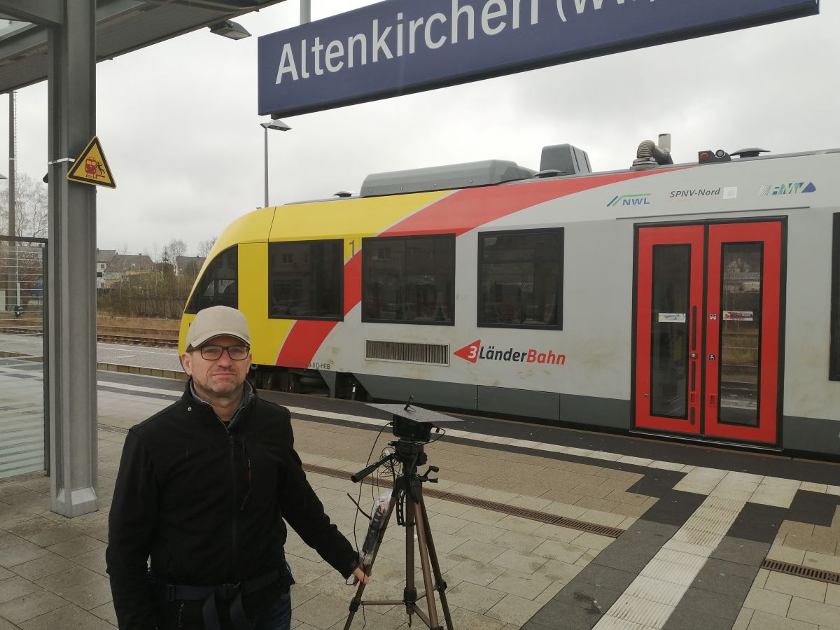 Nur wenige Hilfsmittel braucht Stephan Frst, um die Online-Stadtfhrung in Szene zu setzen: Smartphone, Powerbank, Stativ und Regenschutz frs Equipment. (Foto: vh)
