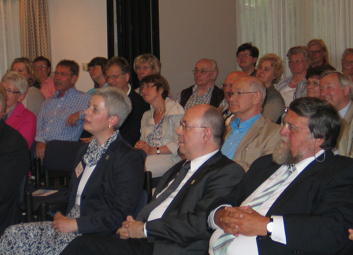 Schon beim ersten Fest der damals frisch gegrndeten Stiftung des Kirchen-kreises 2011 war Nikolaus Schneider als Festredner dabei. Hier zwischen den beiden ehemaligen Vorsitzenden des Stiftungsrates, Superintendentin Andrea Aufderheide und Dieter Sonnentag. (Foto: Kirchenkreis-Archiv)