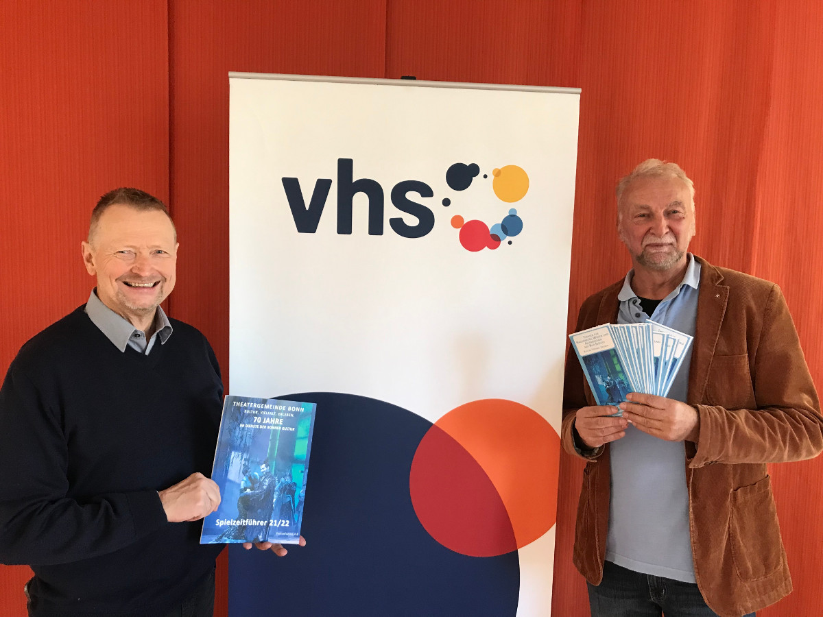 Norbert Grttner aus Hamm (links), hier mit KVHS-Leiter Bernd Kohnen, ist regionaler Ansprechpartner fr die Angebote von Kreisvolkshochschule und Theatergemeinde Bonn. (Foto: KVHS) 