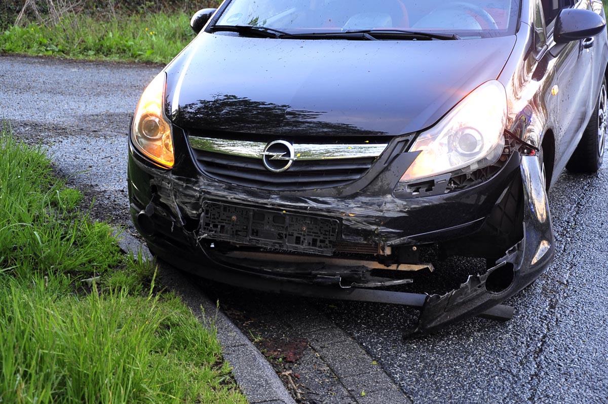 Am Dienstagabend prallte ein Opelfahrer bei Bergenhausen auf der B256 gegen die Leitplanke. (Fotos: KK)