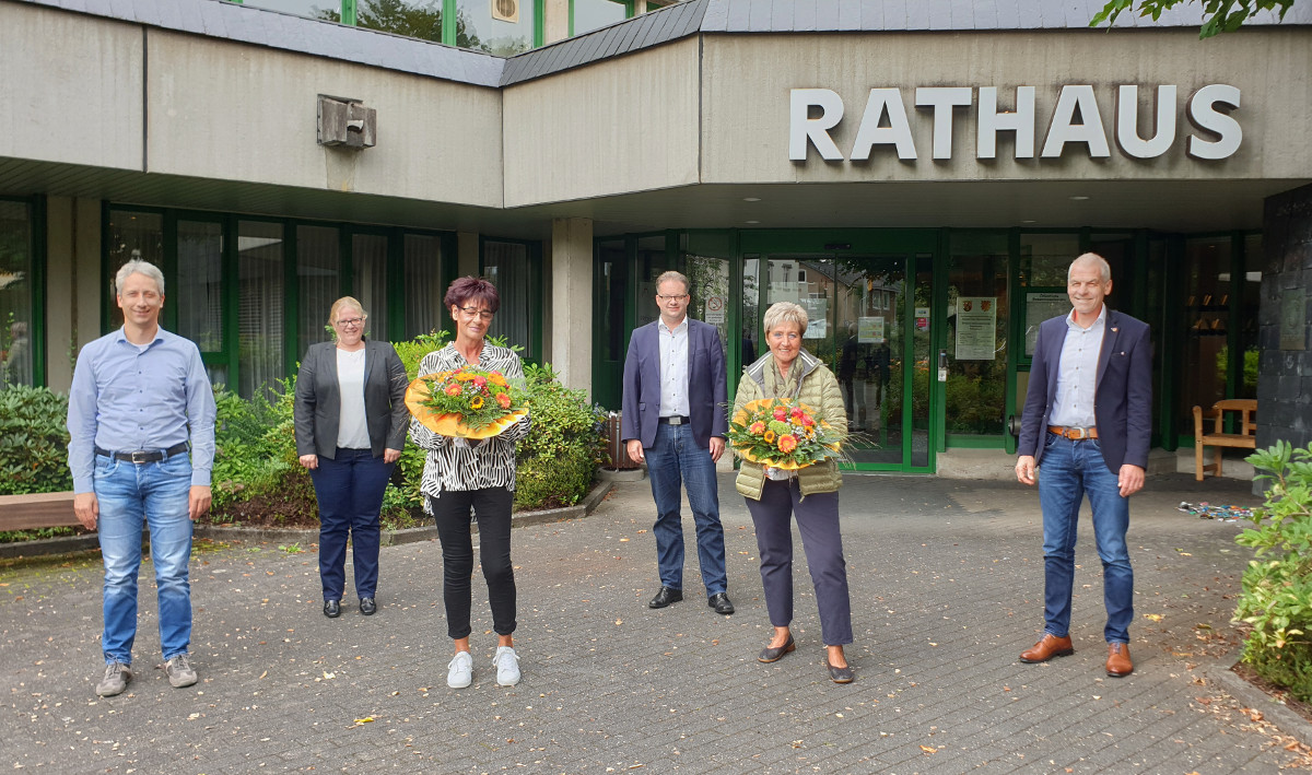 Personalratsvorsitzender Mathias Rabsch, Broleiterin Sonja Hackbeil, Anni Kerch-Krauskopf, Fachbereichsleiter Soziales und Generationen Sascha Koch, Monika Wilfert und Brgermeister Fred Jngerich. (Foto: VG ALtenkirchen-Flammersfeld)
