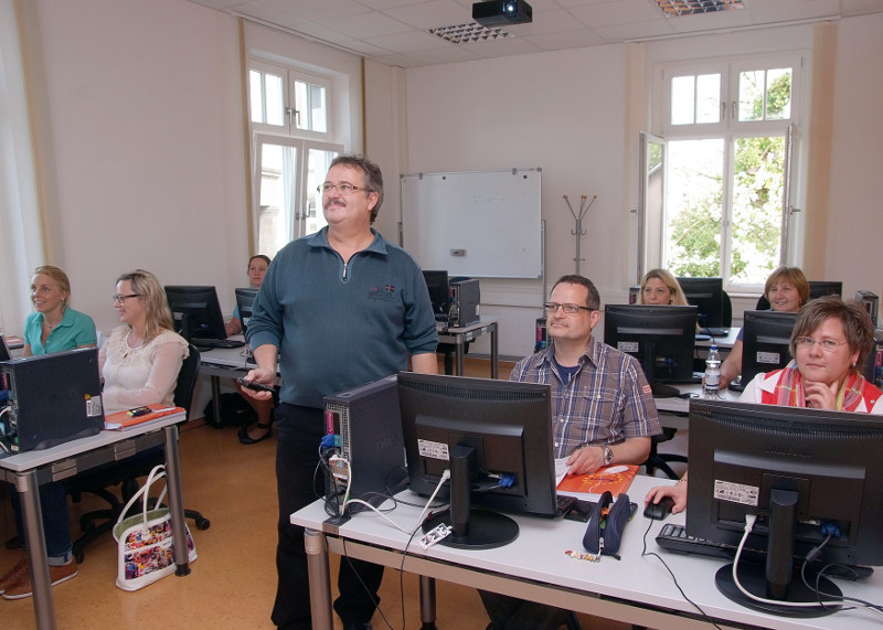 Kursleiter Frank Runkler (Bildmitte, stehend) vermittelt in den Xpert-Computerkursen fundierte Office-Kenntnisse mit anschlieender Prfungsmglichkeit zum Erhalt eines Zertifikats. Foto: Privat