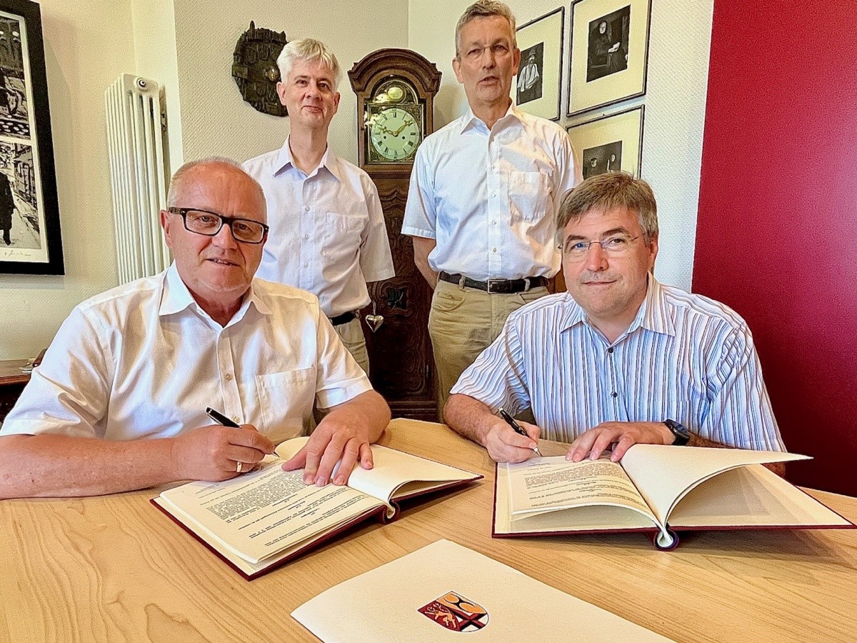 Landrat Dr. Peter Enders (vorne links) und Diakonie-Geschftsfhrer Dr. Josef Rosenbauer (rechts) unterzeichneten im Beisein von Norbert Schmauck (hinten links), Justiziar und Leiter der Zentralabteilung der Kreisverwaltung, sowie Konrad Bhmer, Kaufmnnischer Direktor der Diakonie, die Vertrge. (Foto: Kreisverwaltung/Thorsten Stahl)