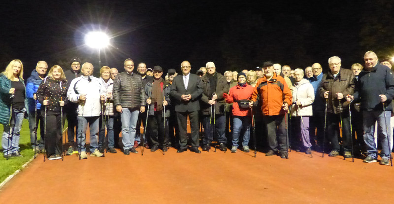 Die Herzsportgruppe in Wissen will mit den neuen Walking-Stcken ihr Engagement im Cardiobereich strken und damit neben dem Training in der Sporthalle auch Outdoor-bungen ermglichen. Foto: Kreisverwaltung Altenkirchen
