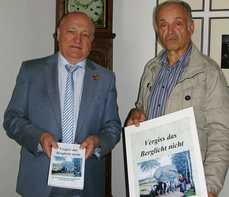 Heimatautor Hans-Joachim Weger (rechts) stellte jetzt Landrat Michael Lieber sein Berglicht vor. Der neue Siegerlnder Roman beleuchtet im 19. Jahrhundert die familire Entwicklung zu Beginn des Maschinenzeitalters. Foto: KV
