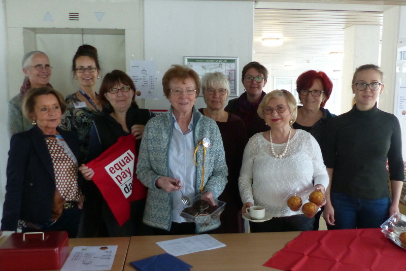 Frauenforum und Gste zum Weltfrauentag im Rathaus Zeit fr mich  v. l. : Evita Reinlein, Anne Wegner, Evita Reinlein, Iris Schwarz, Ingrid Conrady-Erbay, Ursula Voll, Dr. Brbel Kraft, Julia Haubs, Michalina Kuska, Lisa Schulte und Ella Anschein. Foto: Privat