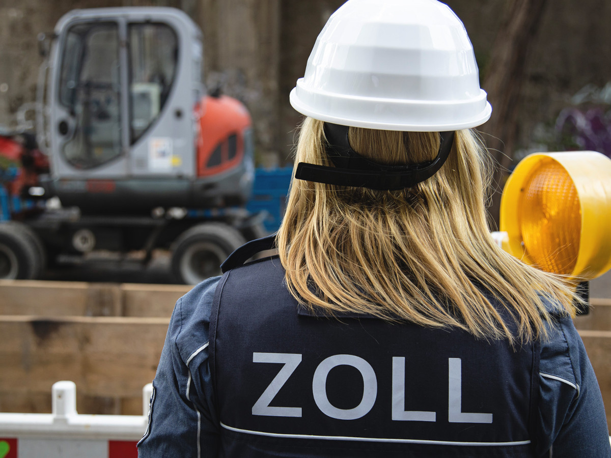 Zllnerin bei einer Baustellen-Kontrolle: Im Baugewerbe verstoen noch immer viele Firmen gegen die Regeln  vor allem, wenn es um den Lohn geht, kritisiert die IG BAU.(Foto: IG BAU / Tobias Seifert)